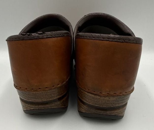 Dansko Professional Clogs Brown Leather Slip Resistant
Size 38 /US 8
#894 6