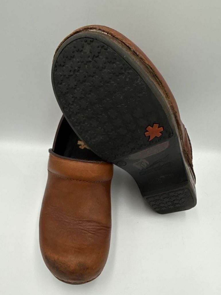 Dansko Professional Clogs Brown Leather Slip Resistant
Size 38 /US 8
#894 8