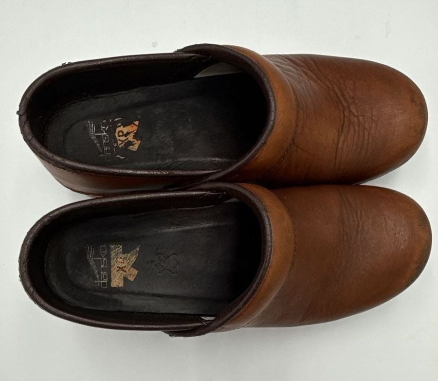 Dansko Professional Clogs Brown Leather Slip Resistant
Size 38 /US 8
#894 7
