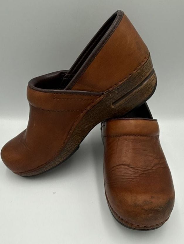 Dansko Professional Clogs Brown Leather Slip Resistant
Size 38 /US 8
#894 9