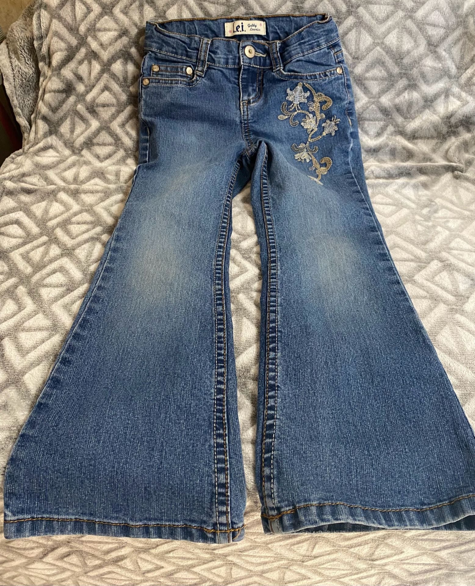 L.E.I. Gabby Lowrise Girls Flare Jeans Size 6 Embroidered Floral Denim 2