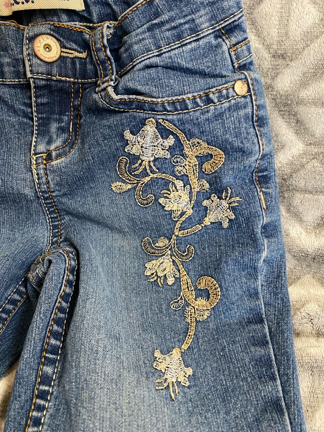 L.E.I. Gabby Lowrise Girls Flare Jeans Size 6 Embroidered Floral Denim 3
