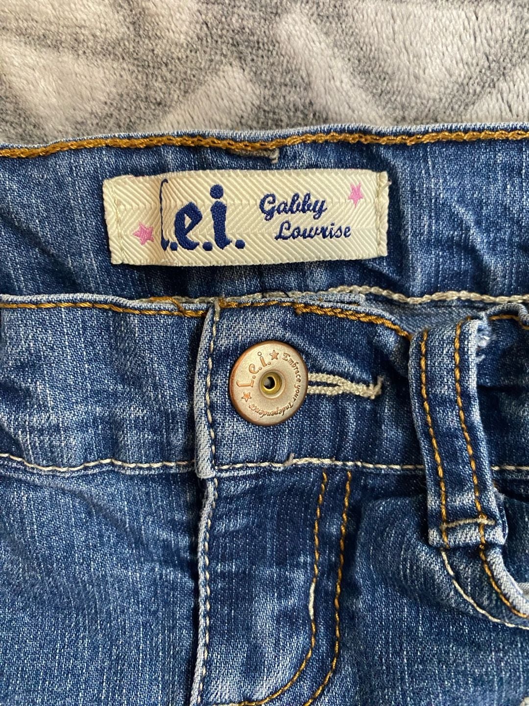 L.E.I. Gabby Lowrise Girls Flare Jeans Size 6 Embroidered Floral Denim 4