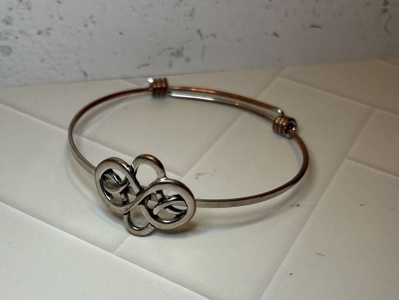Alex And Ani Celtic Knot Expandable Wire Bangle Bracelet Silver Tone
STK 267 2