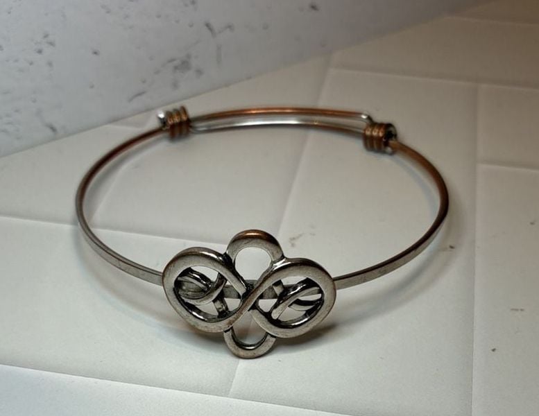 Alex And Ani Celtic Knot Expandable Wire Bangle Bracelet Silver Tone
STK 267 3