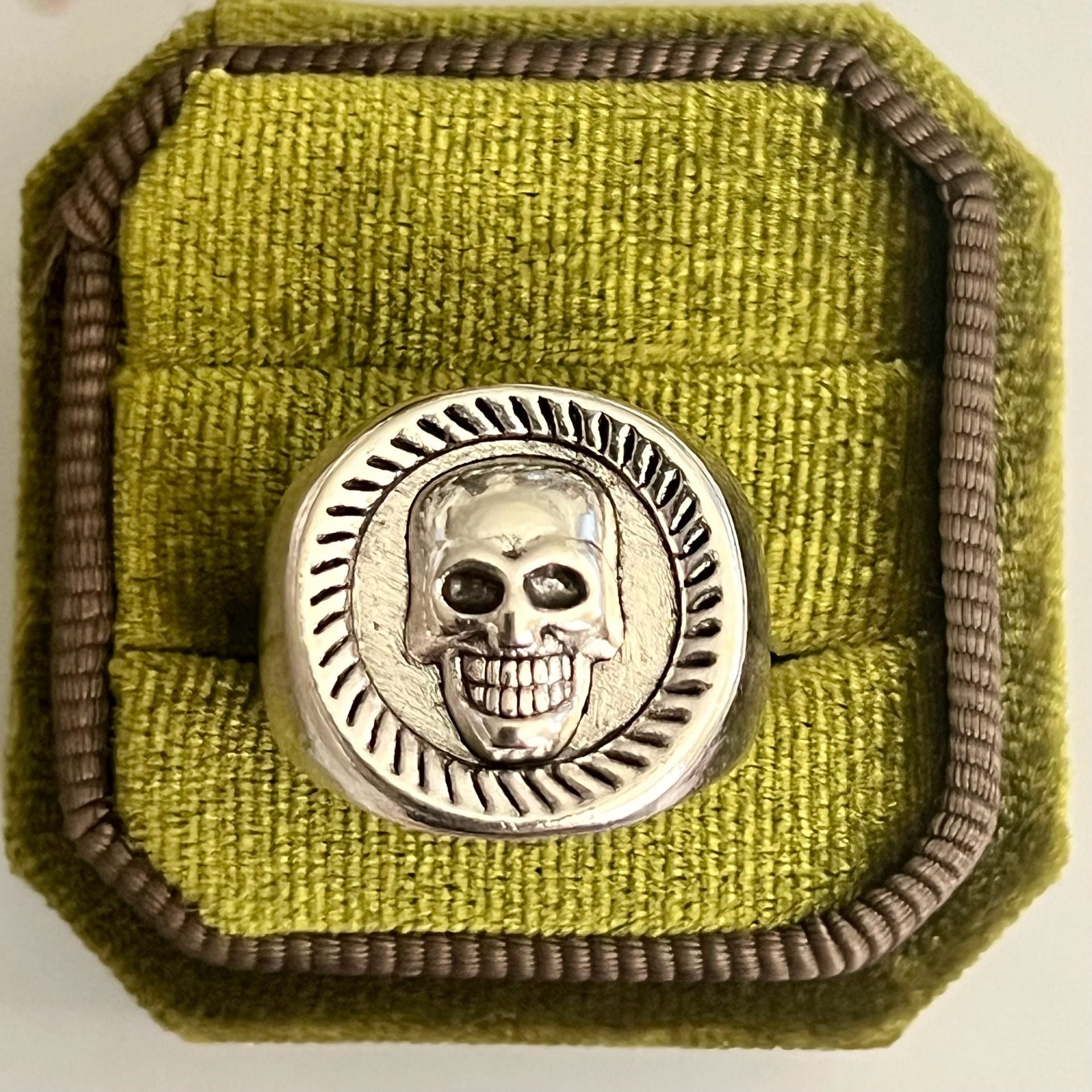 Thomas Sabo Silver Titanium Steel Signet Ring Skull Relief Rebel Icons Size 8 2