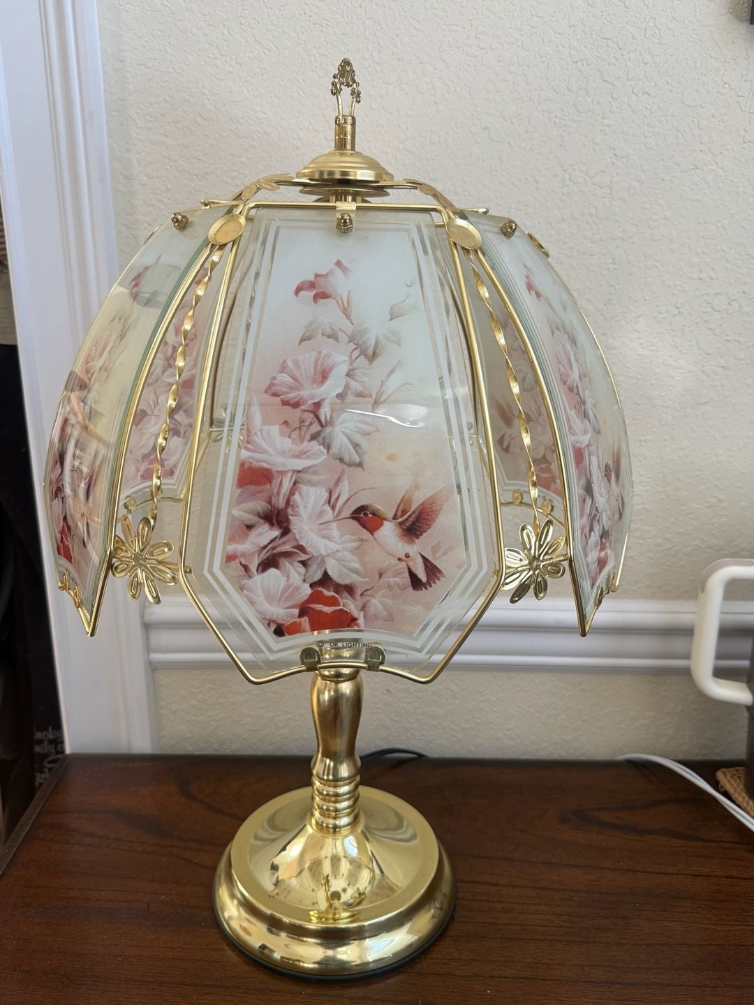 OK Lighting Vintage Floral Hummingbird Glass Panel Table Lamp 1