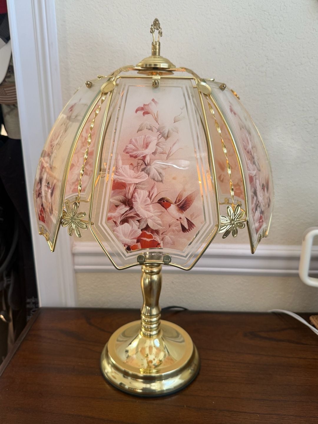 OK Lighting Vintage Floral Hummingbird Glass Panel Table Lamp 2