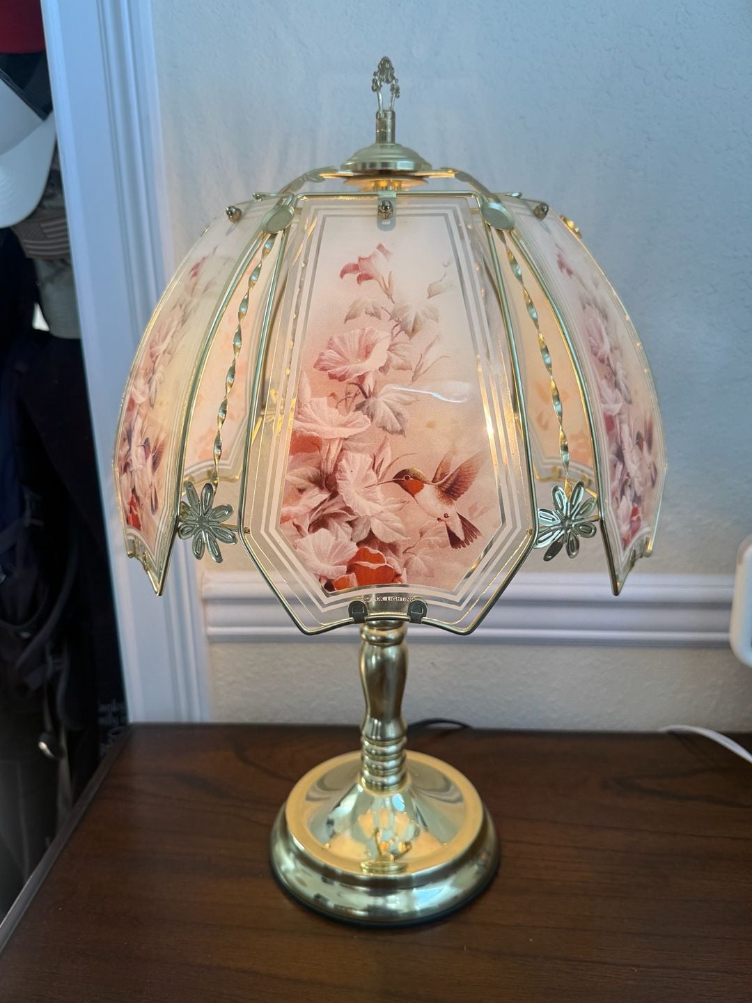 OK Lighting Vintage Floral Hummingbird Glass Panel Table Lamp 3