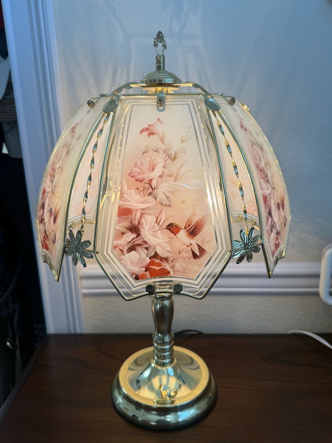 OK Lighting Vintage Floral Hummingbird Glass Panel Table Lamp 4