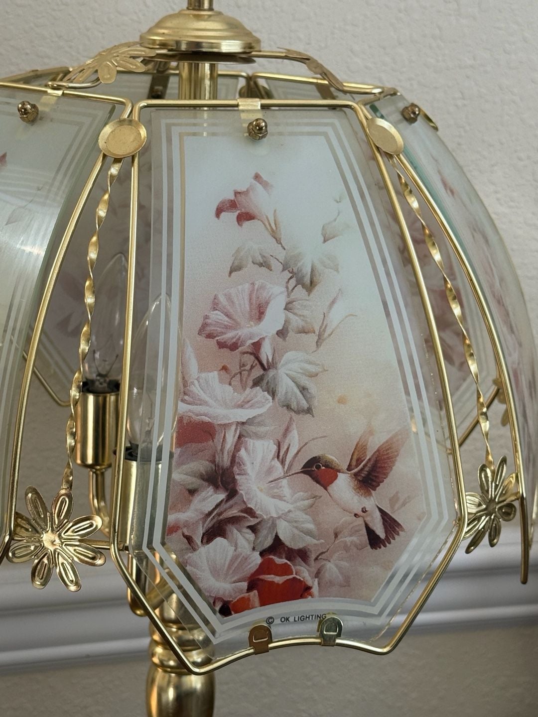 OK Lighting Vintage Floral Hummingbird Glass Panel Table Lamp 5