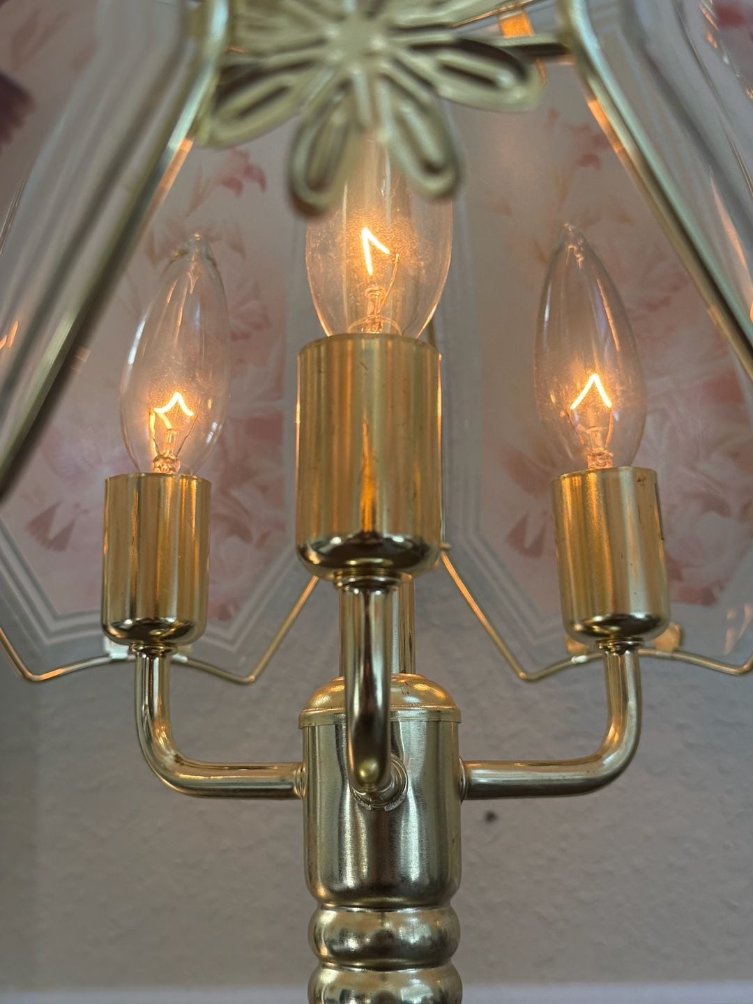 OK Lighting Vintage Floral Hummingbird Glass Panel Table Lamp 8
