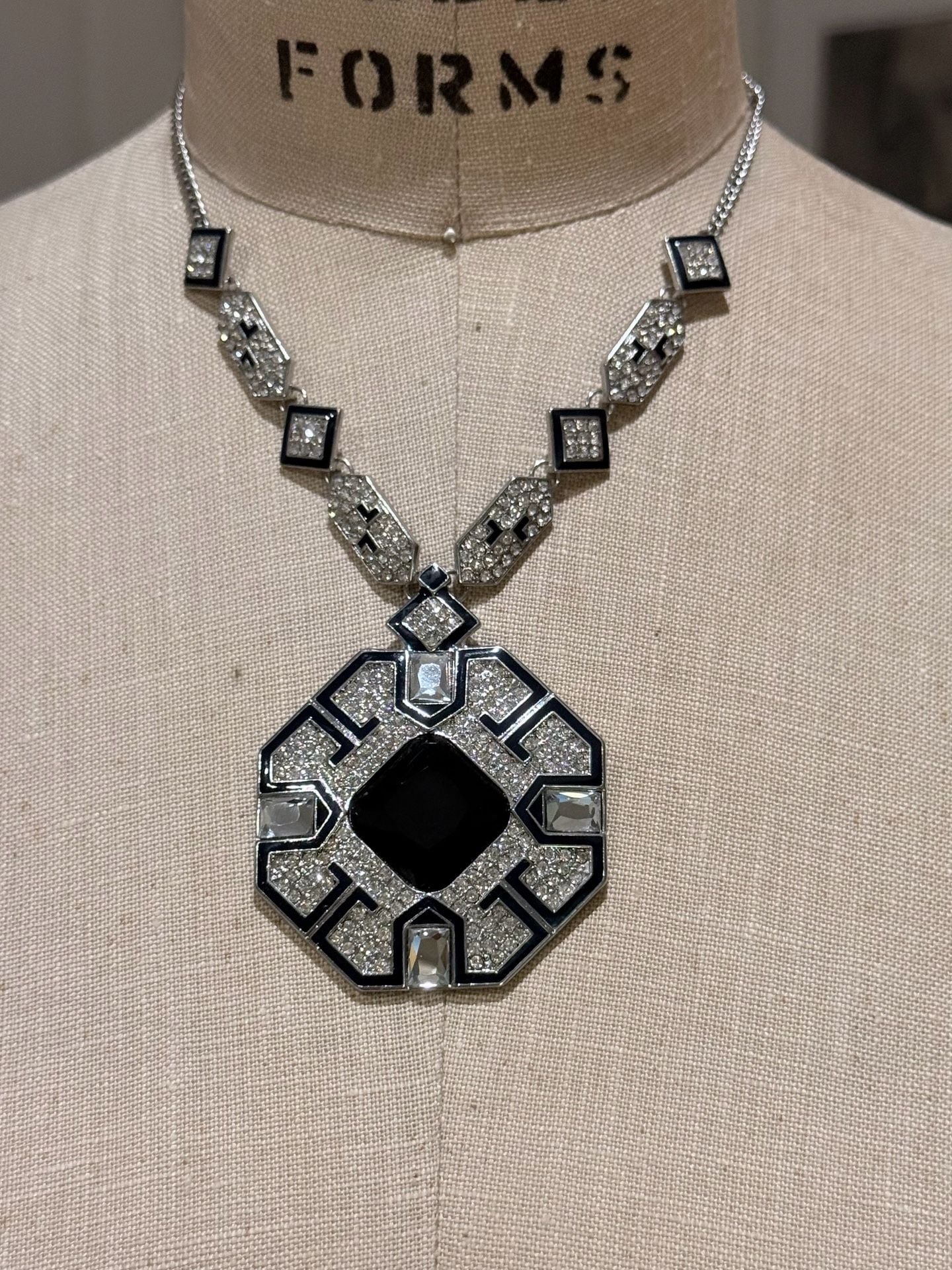 Vintage Art Deco Style Rhinestone And Dark Green Glass Pendant Necklace 2