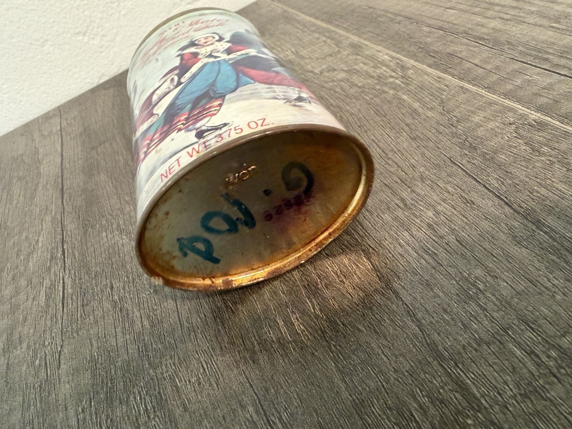 Avon Lady Skater Perfumed Talc 3.75 oz Vintage Currier and Ives Tin 4