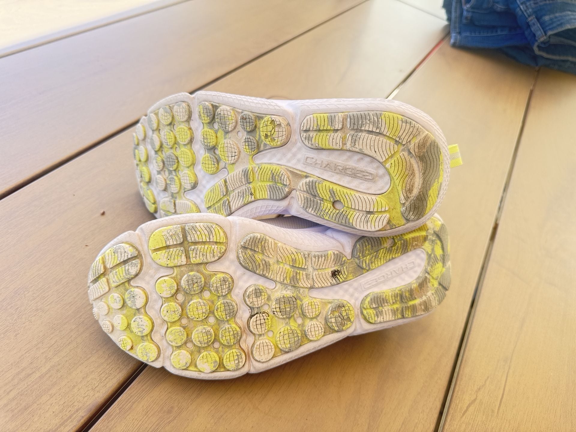 Under Armour Sneakers Size 8 White Neon Yellow Athletic Shoes 8