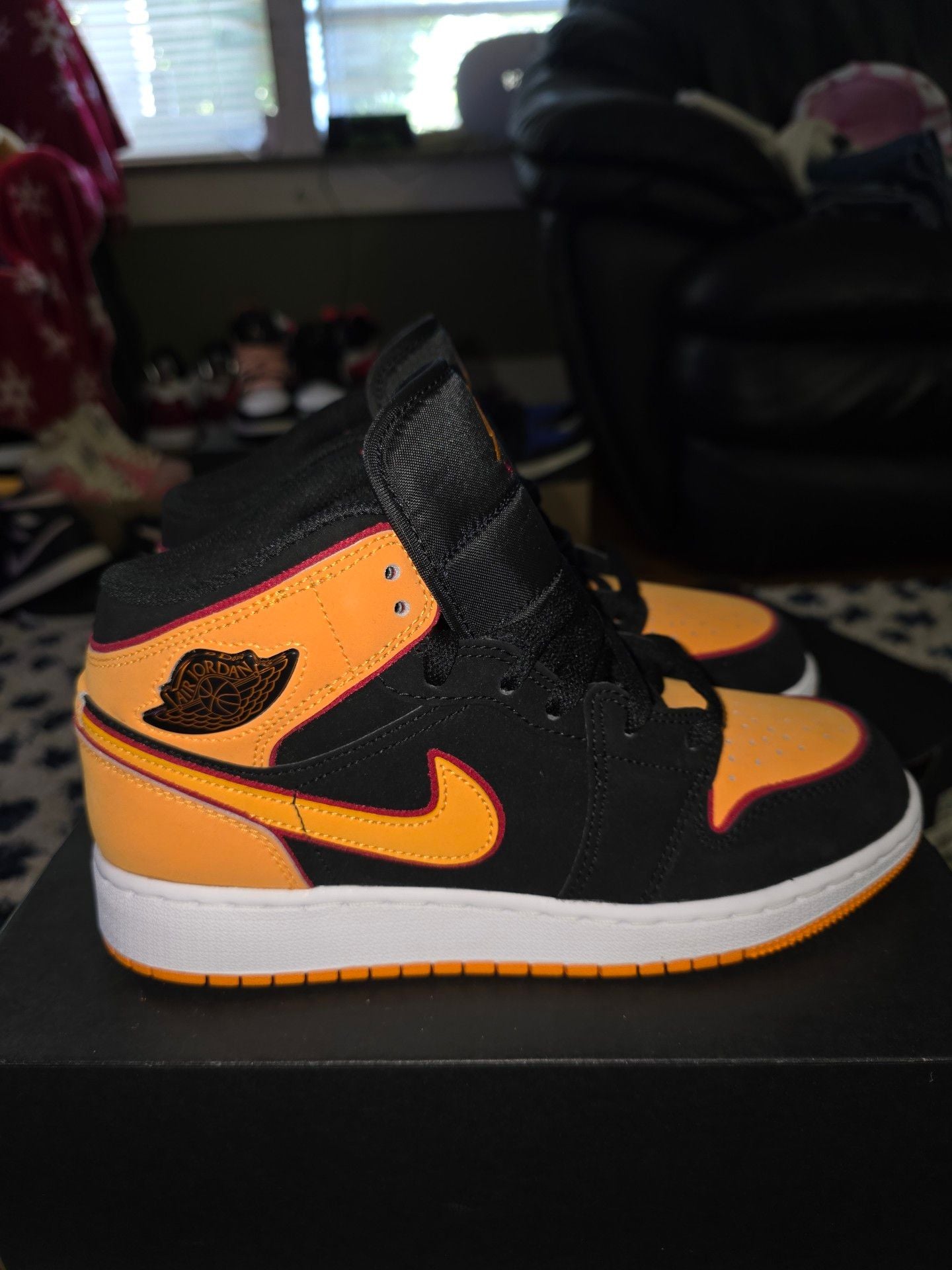 Nike Air Jordan 1 Mid GS Size 6Y Orange Black 4