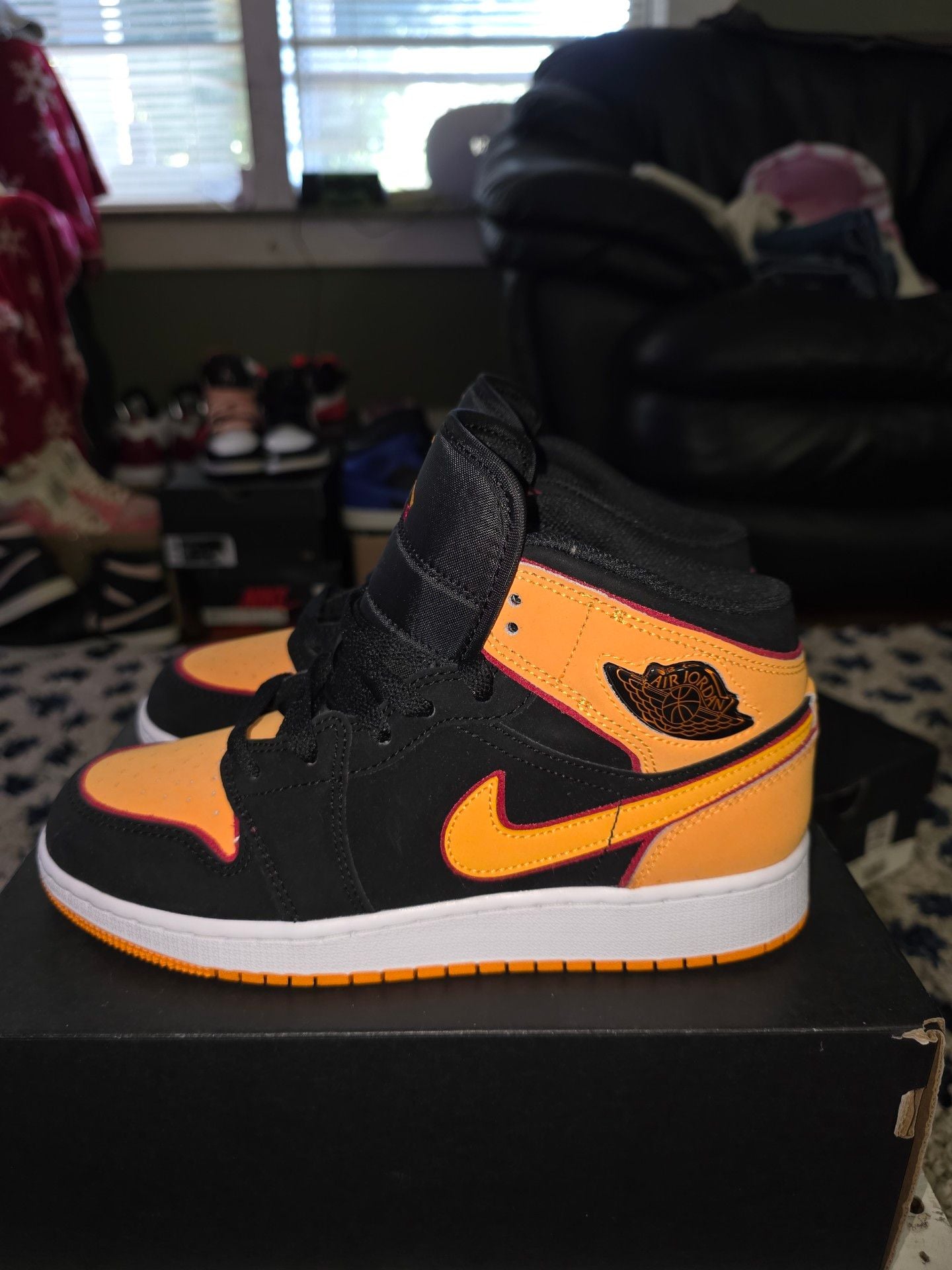 Nike Air Jordan 1 Mid GS Size 6Y Orange Black 6
