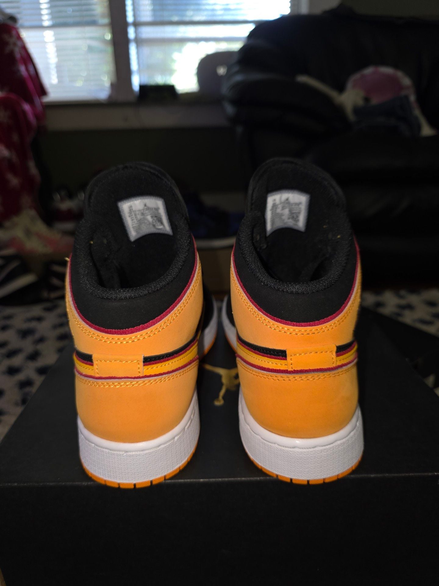 Nike Air Jordan 1 Mid GS Size 6Y Orange Black 7