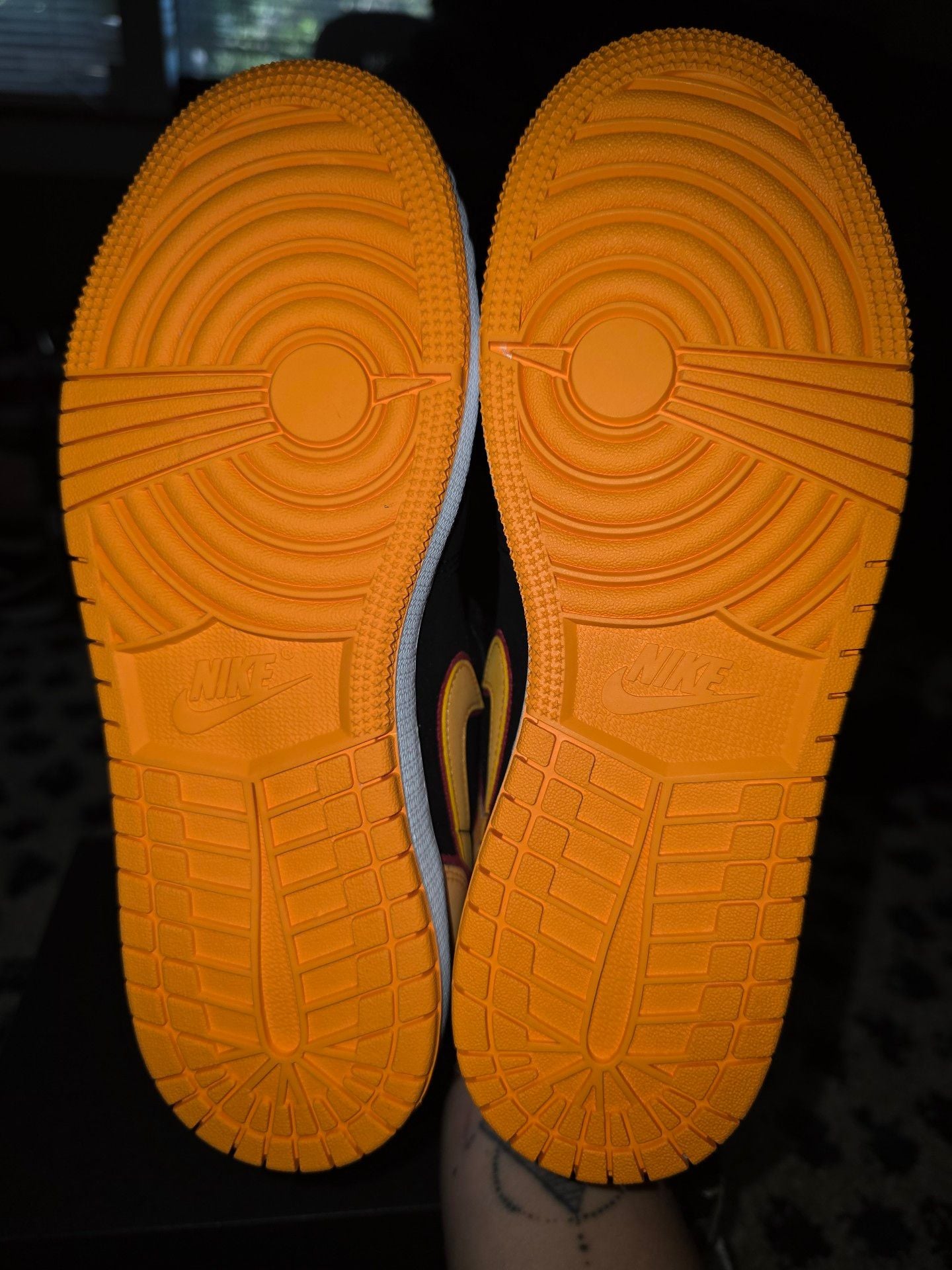 Nike Air Jordan 1 Mid GS Size 6Y Orange Black 3