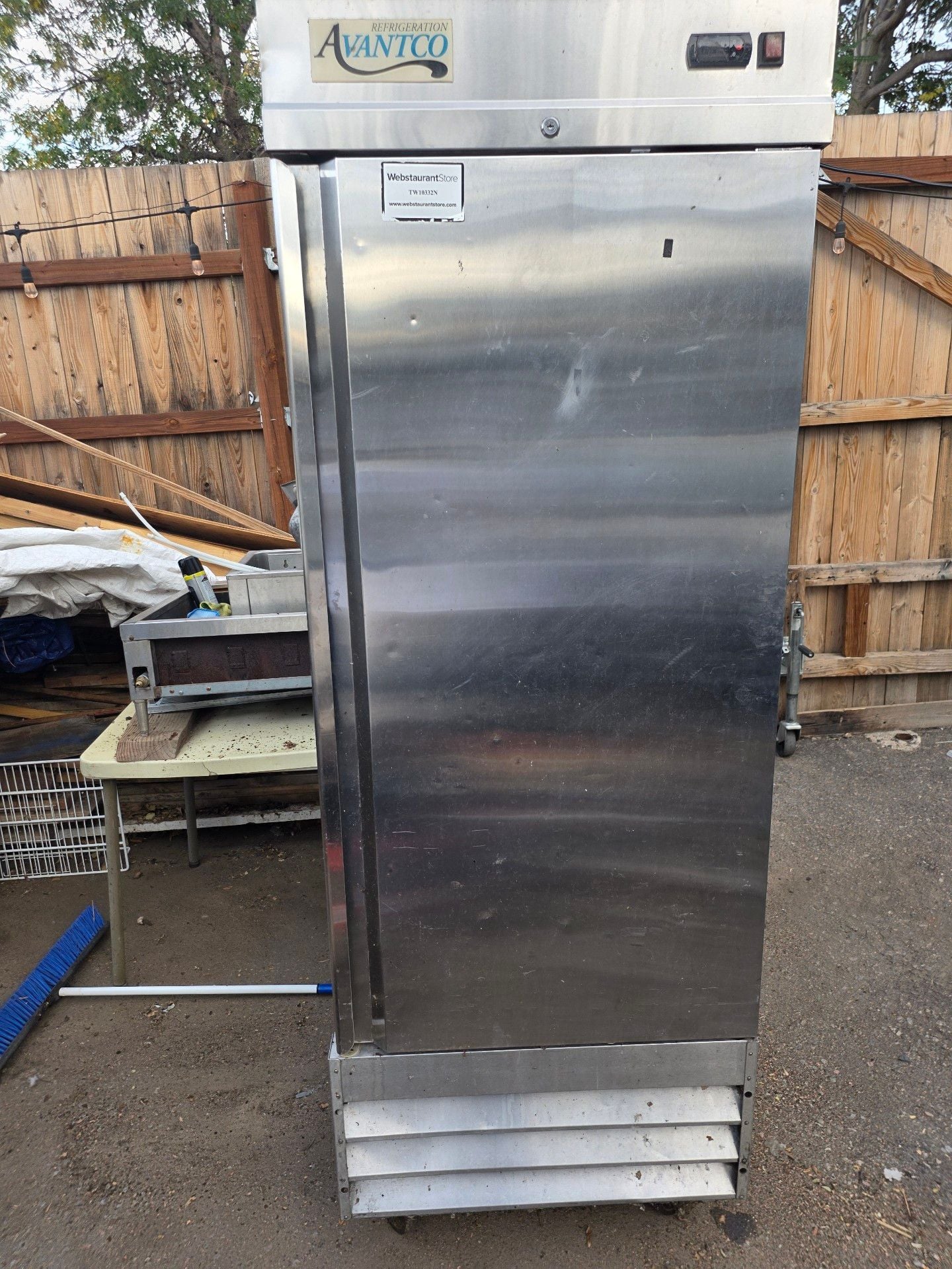 Avantco 178CFD1RR One Solid Door Refrigerator 2