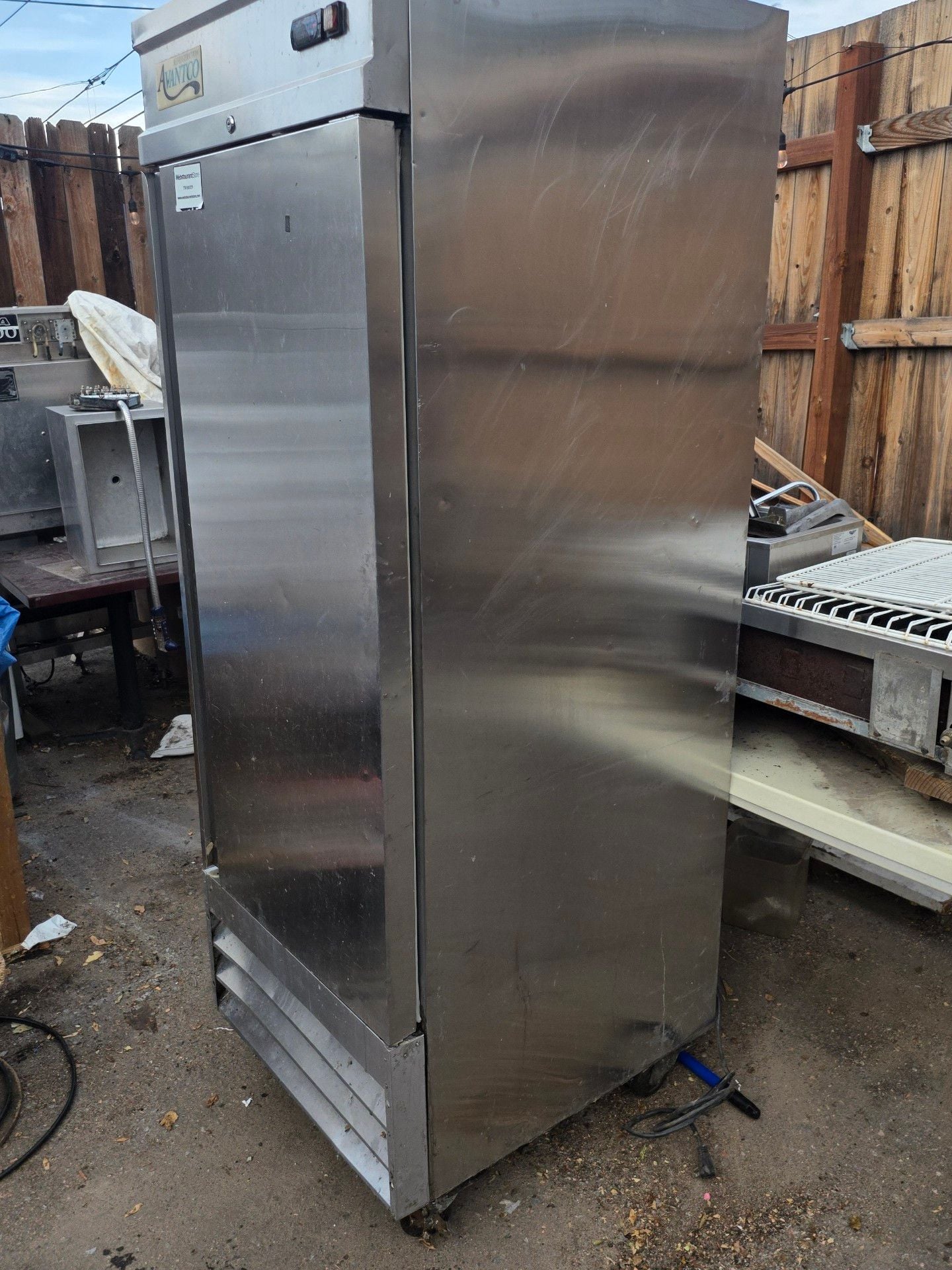 Avantco 178CFD1RR One Solid Door Refrigerator 1