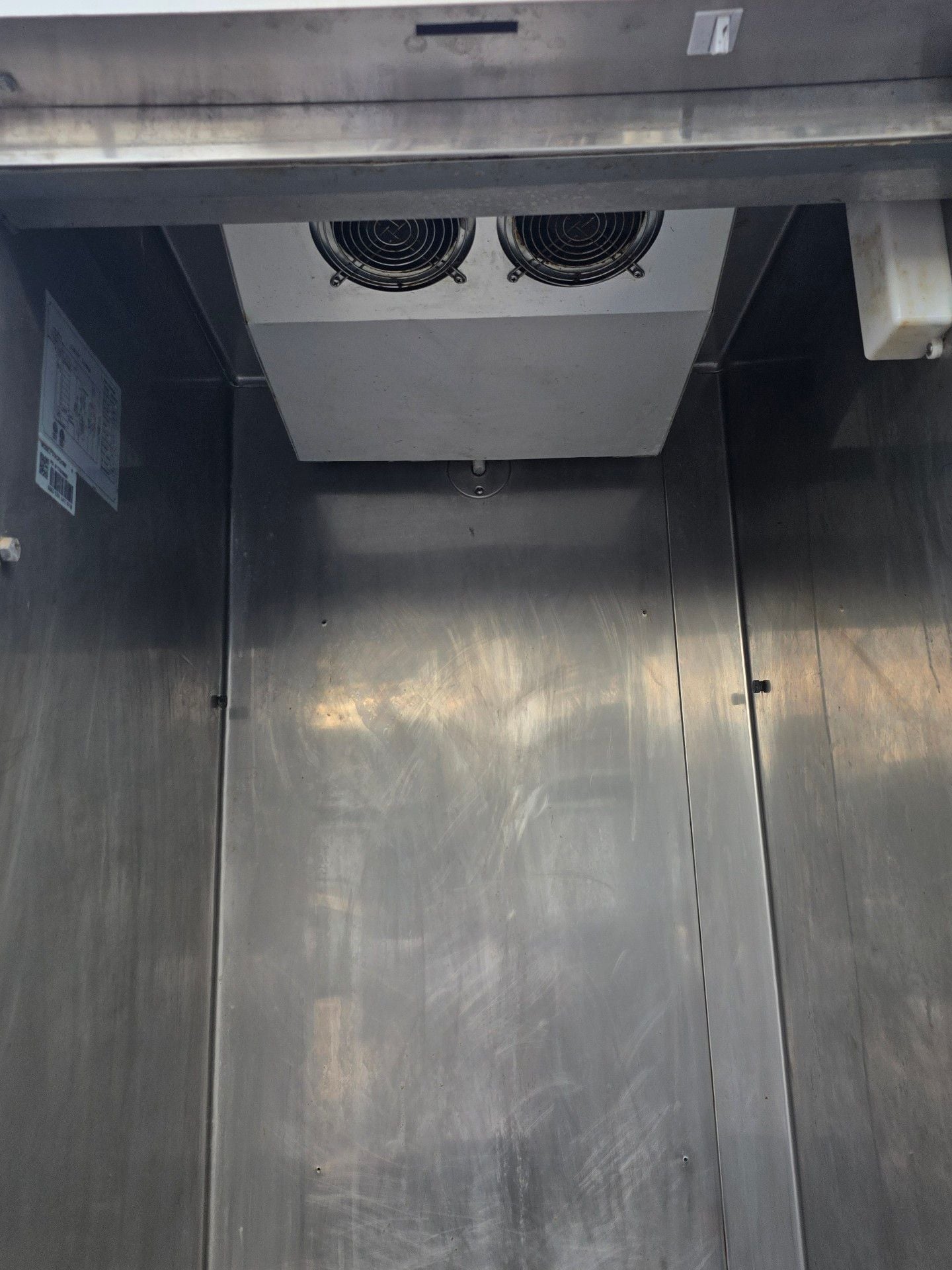 Avantco 178CFD1RR One Solid Door Refrigerator 3