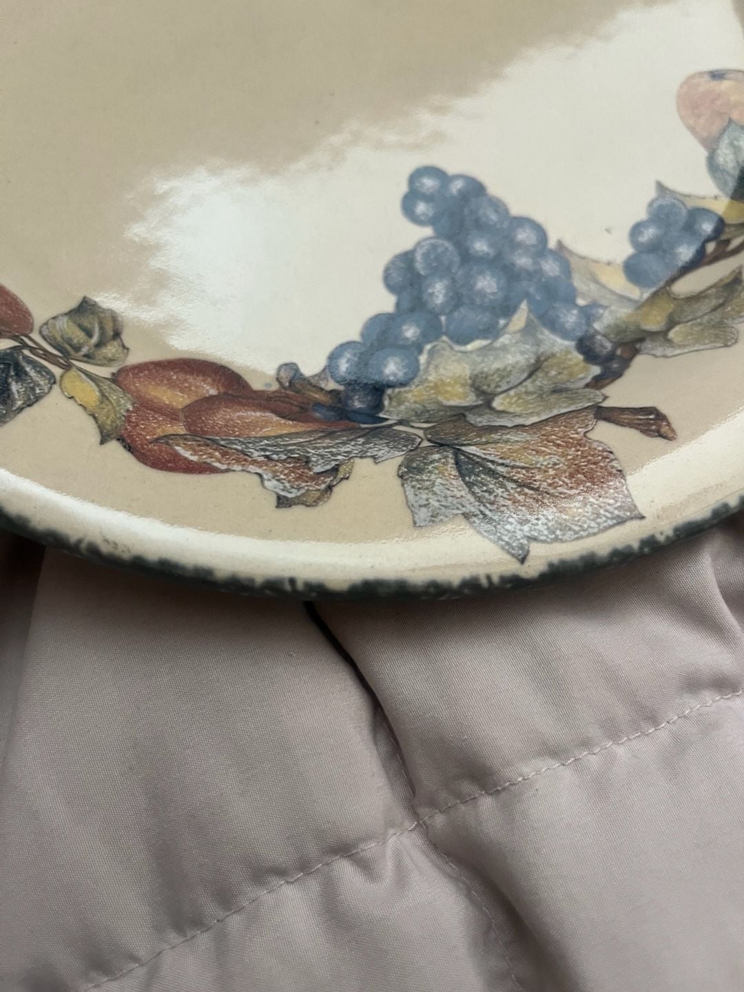 Home & Garden Party 2002 Fruit Grape Vine Ceramic Pie Baker Plate 6