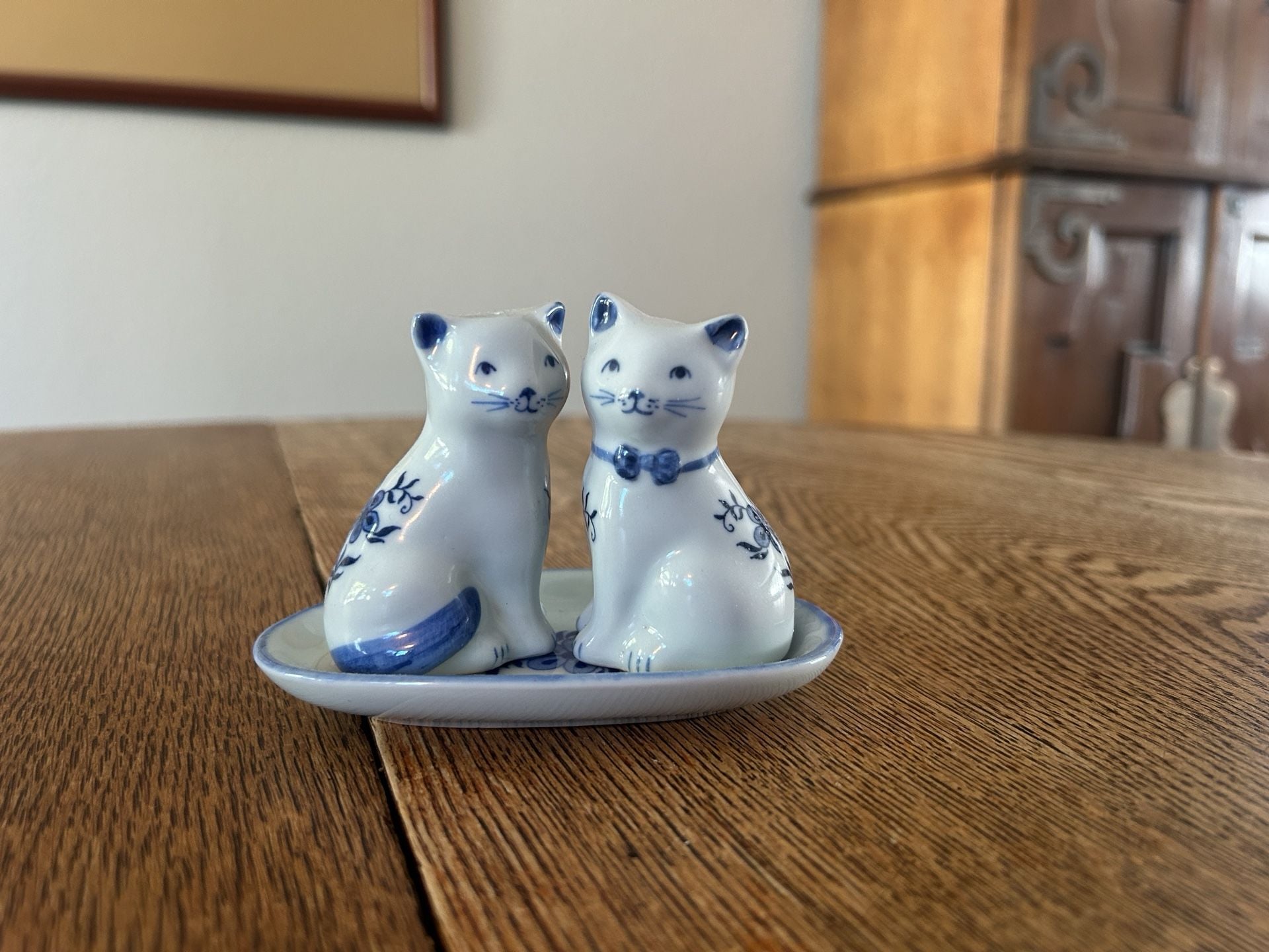 Blue and White Delft Cat Salt and Pepper Shakers Set with Tray 1