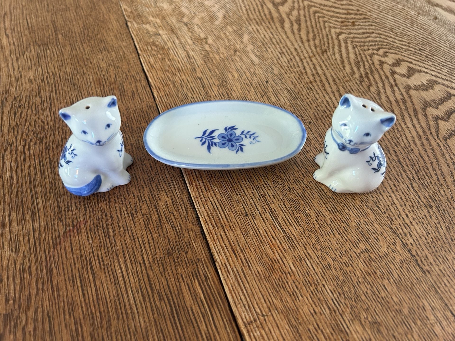Blue and White Delft Cat Salt and Pepper Shakers Set with Tray 2
