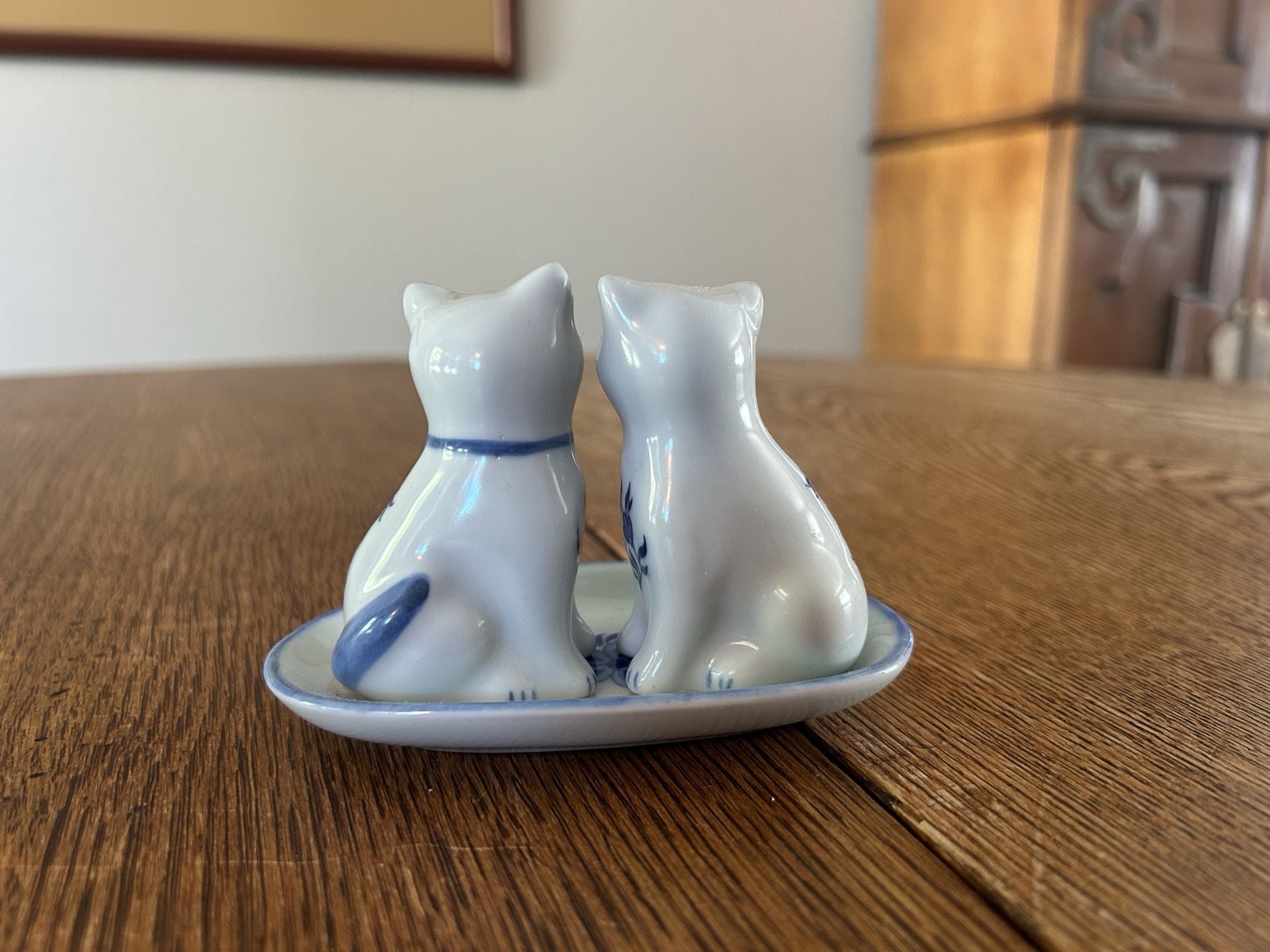 Blue and White Delft Cat Salt and Pepper Shakers Set with Tray 4