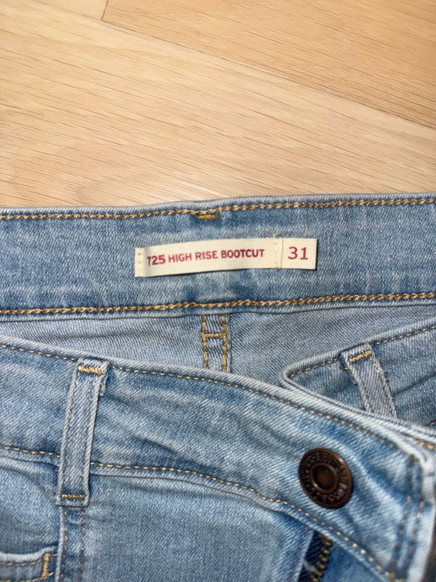 Levi's 725 High Rise Bootcut Jeans Size 31 Light Wash Front Seam 4