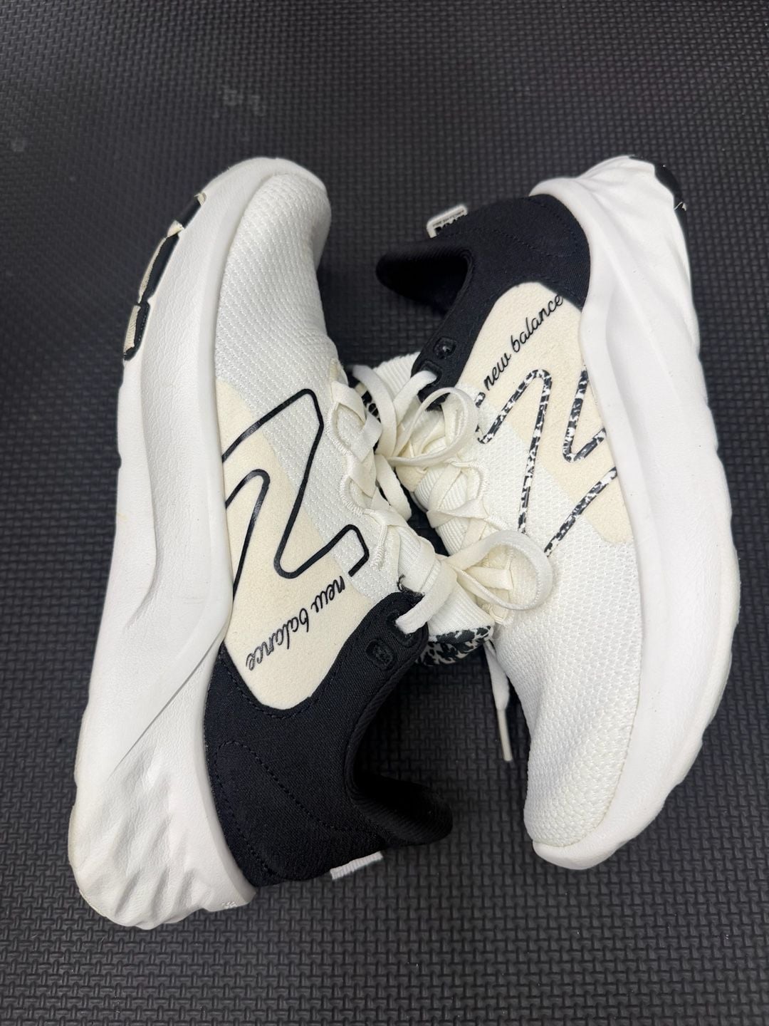 New Balance Fresh Foam Roav Size 6.5 White Black Sneakers 2