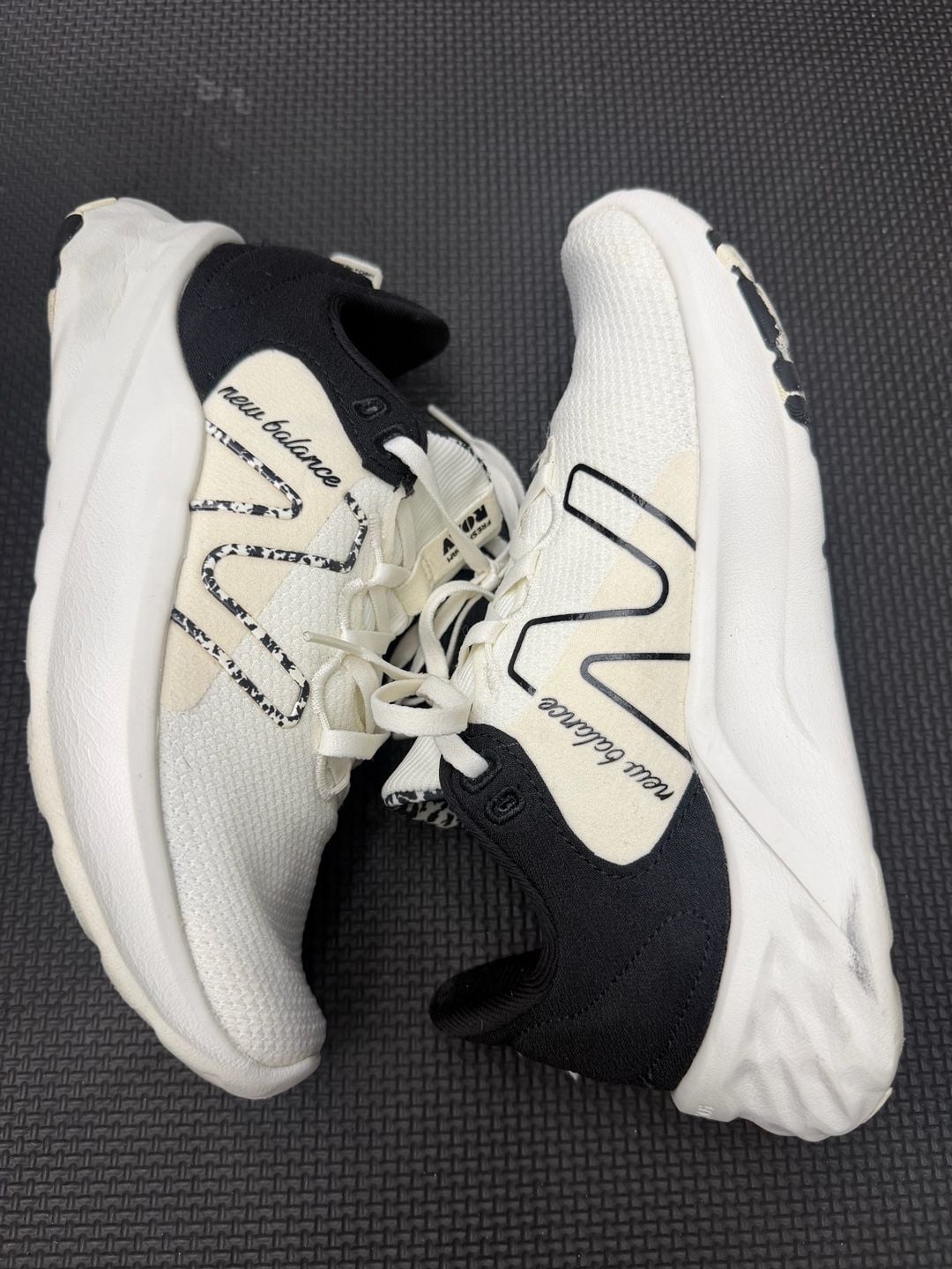 New Balance Fresh Foam Roav Size 6.5 White Black Sneakers 4
