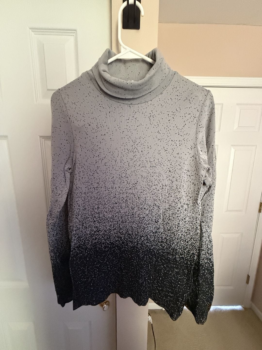 Athleta Flurry Blizzard Turtleneck Size M Grey Black Ombre Ribbed Top 2