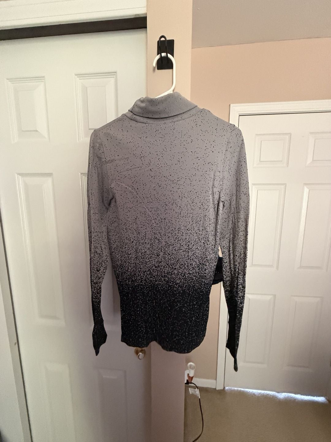 Athleta Flurry Blizzard Turtleneck Size M Grey Black Ombre Ribbed Top 7