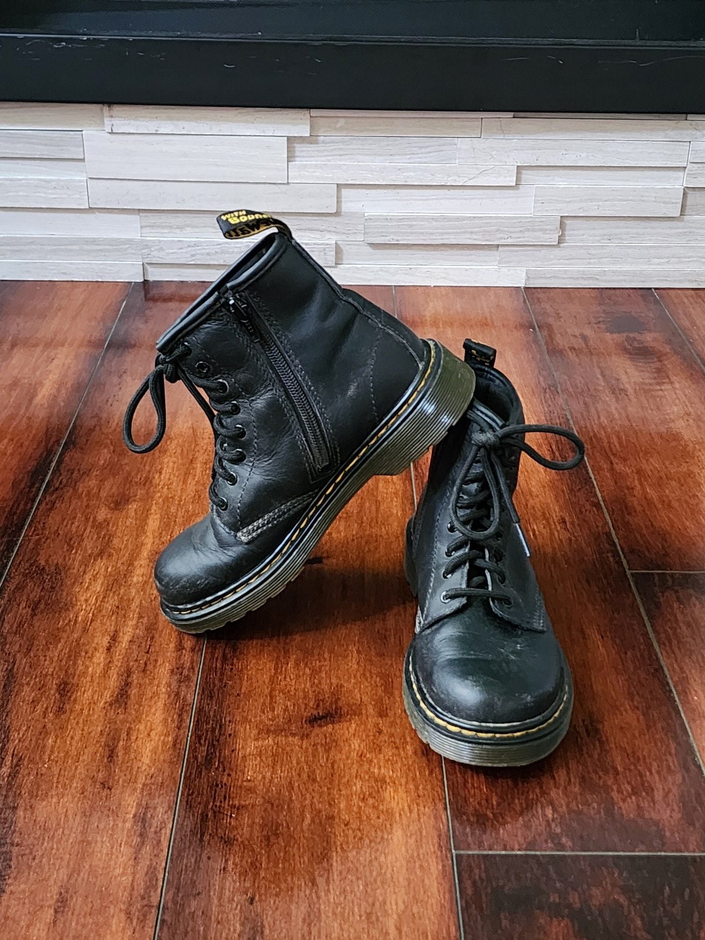 Dr. Martens 1460 Junior 8 Eye Combat Boots US Kids 2 EU 33 2