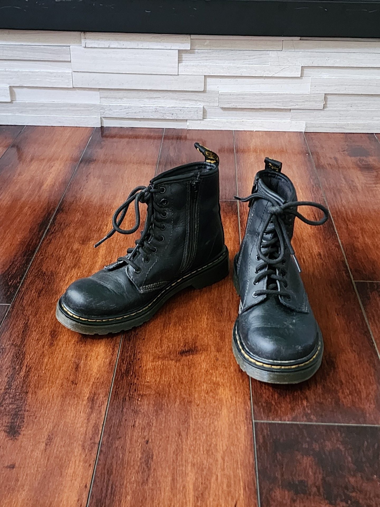 Dr. Martens 1460 Junior 8 Eye Combat Boots US Kids 2 EU 33 3