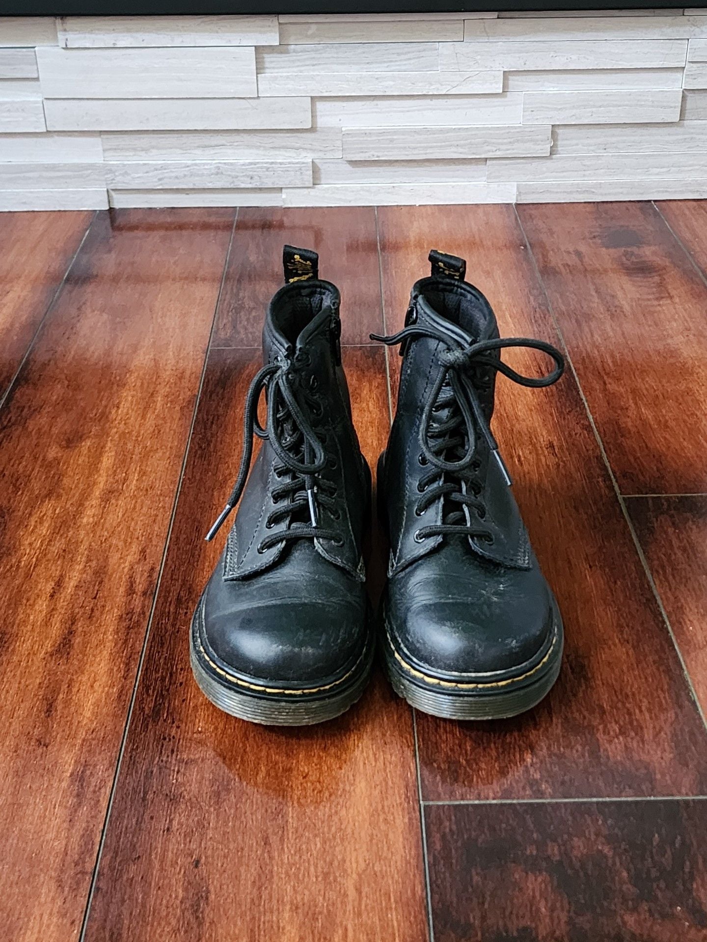 Dr. Martens 1460 Junior 8 Eye Combat Boots US Kids 2 EU 33 4