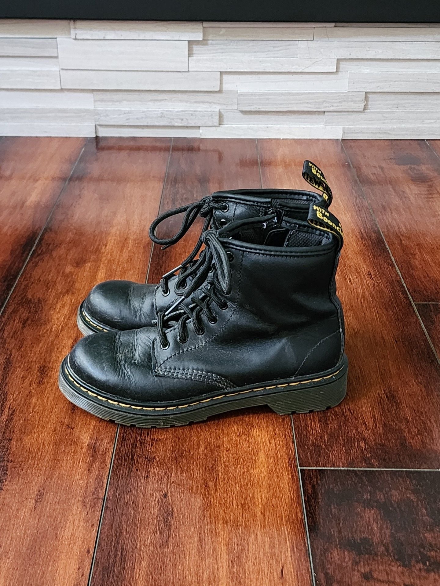 Dr. Martens 1460 Junior 8 Eye Combat Boots US Kids 2 EU 33 5