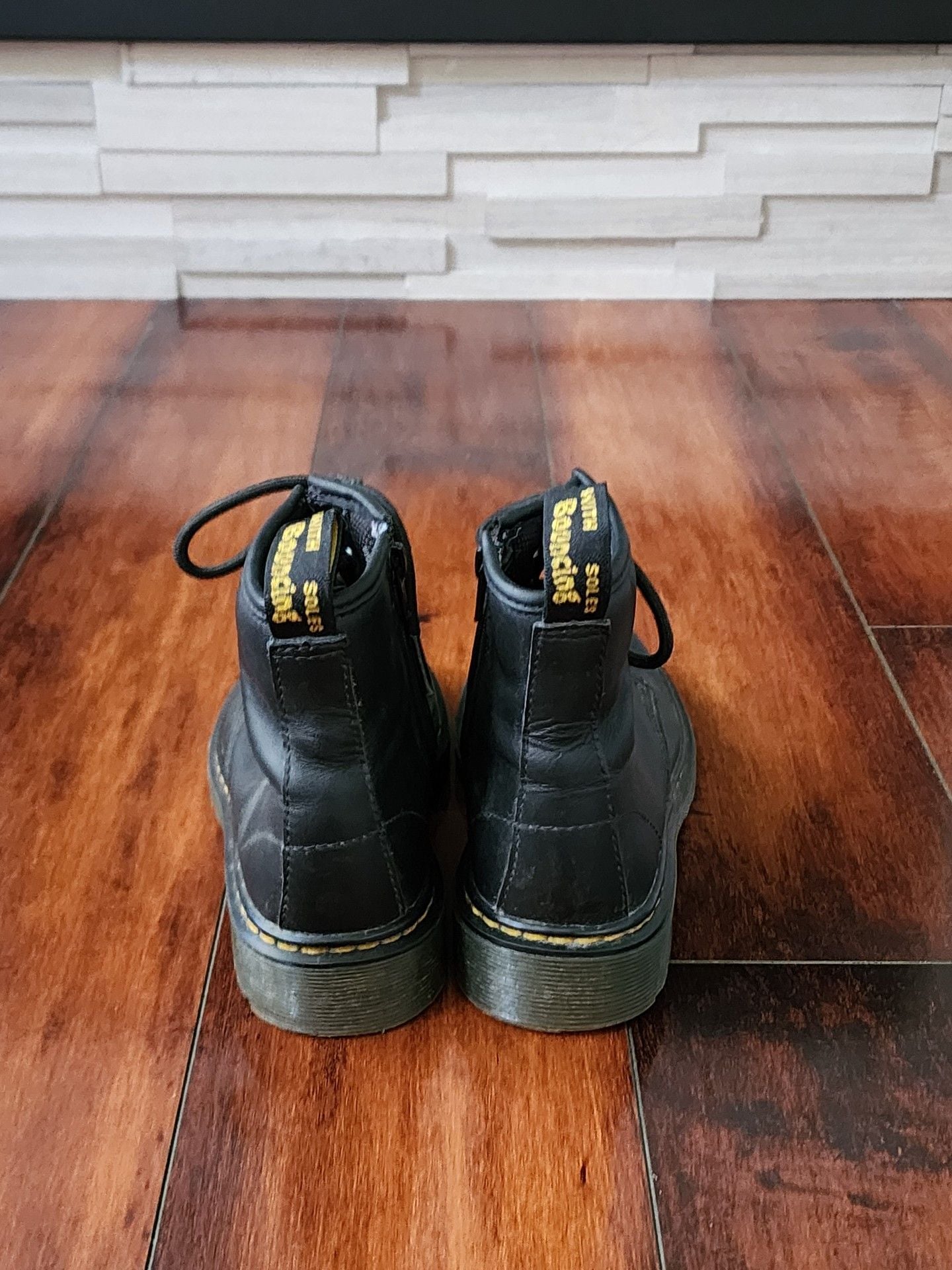 Dr. Martens 1460 Junior 8 Eye Combat Boots US Kids 2 EU 33 6