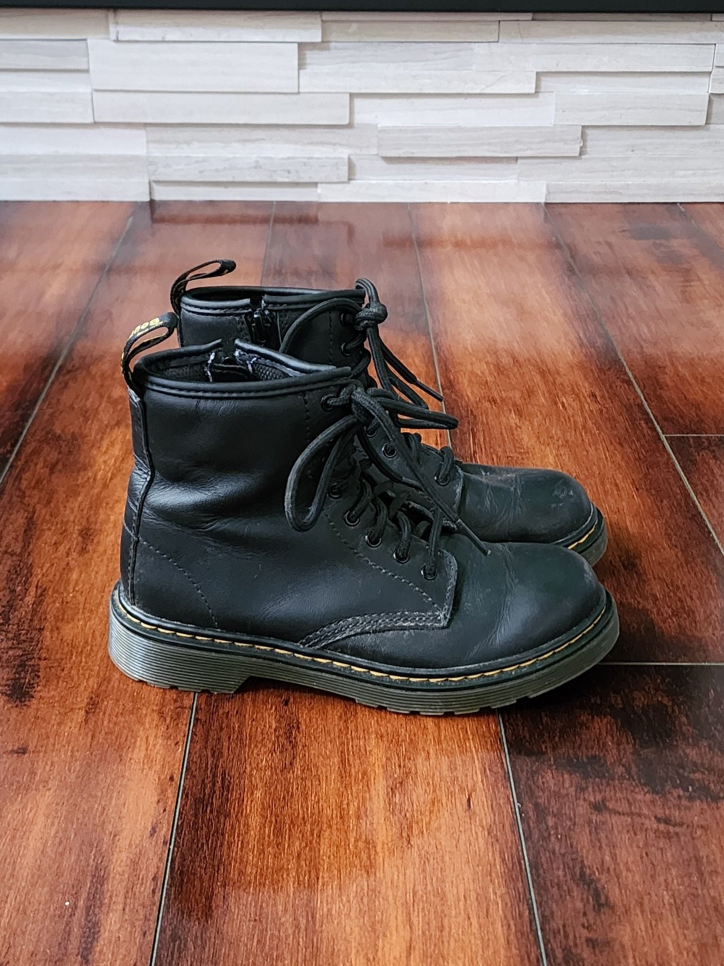 Dr. Martens 1460 Junior 8 Eye Combat Boots US Kids 2 EU 33 7