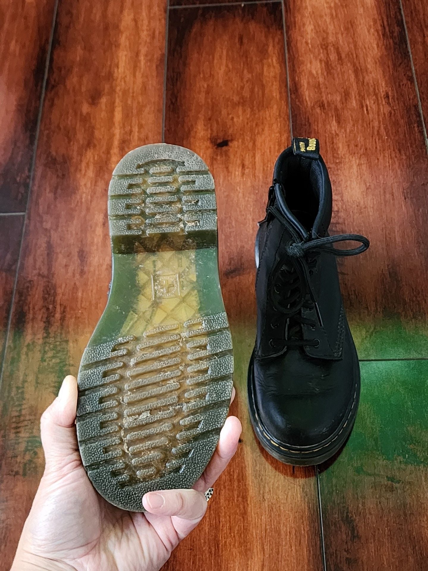 Dr. Martens 1460 Junior 8 Eye Combat Boots US Kids 2 EU 33 9
