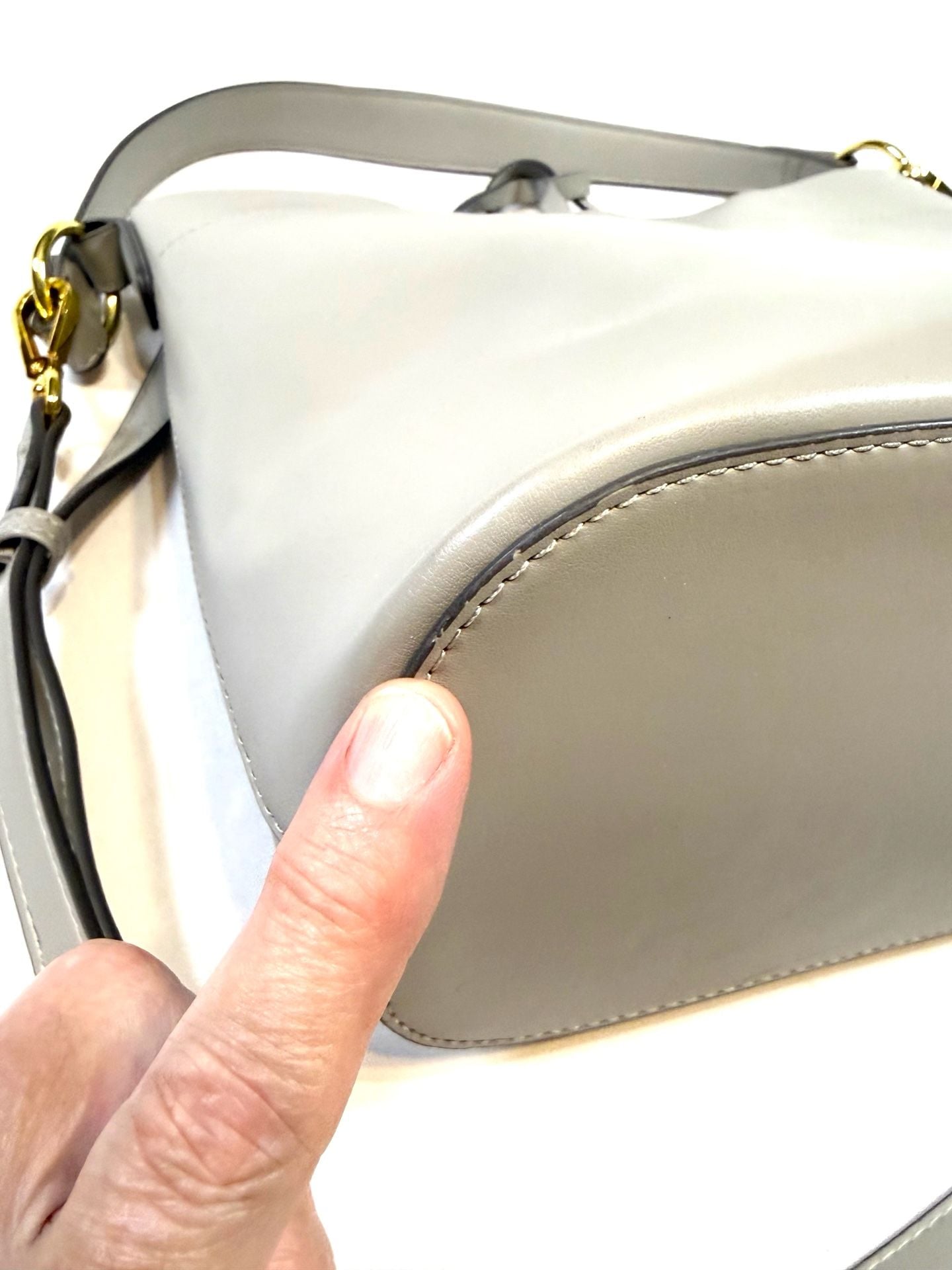 ECOSUSI Women's Bucket Bag Quiet Luxury Old Money Preppy Minimalist Heritage Greige Taupe Vegan Leather Crossbody Shoulder Bag Gold Hardware Drawstring Tie Zip Pocket 8