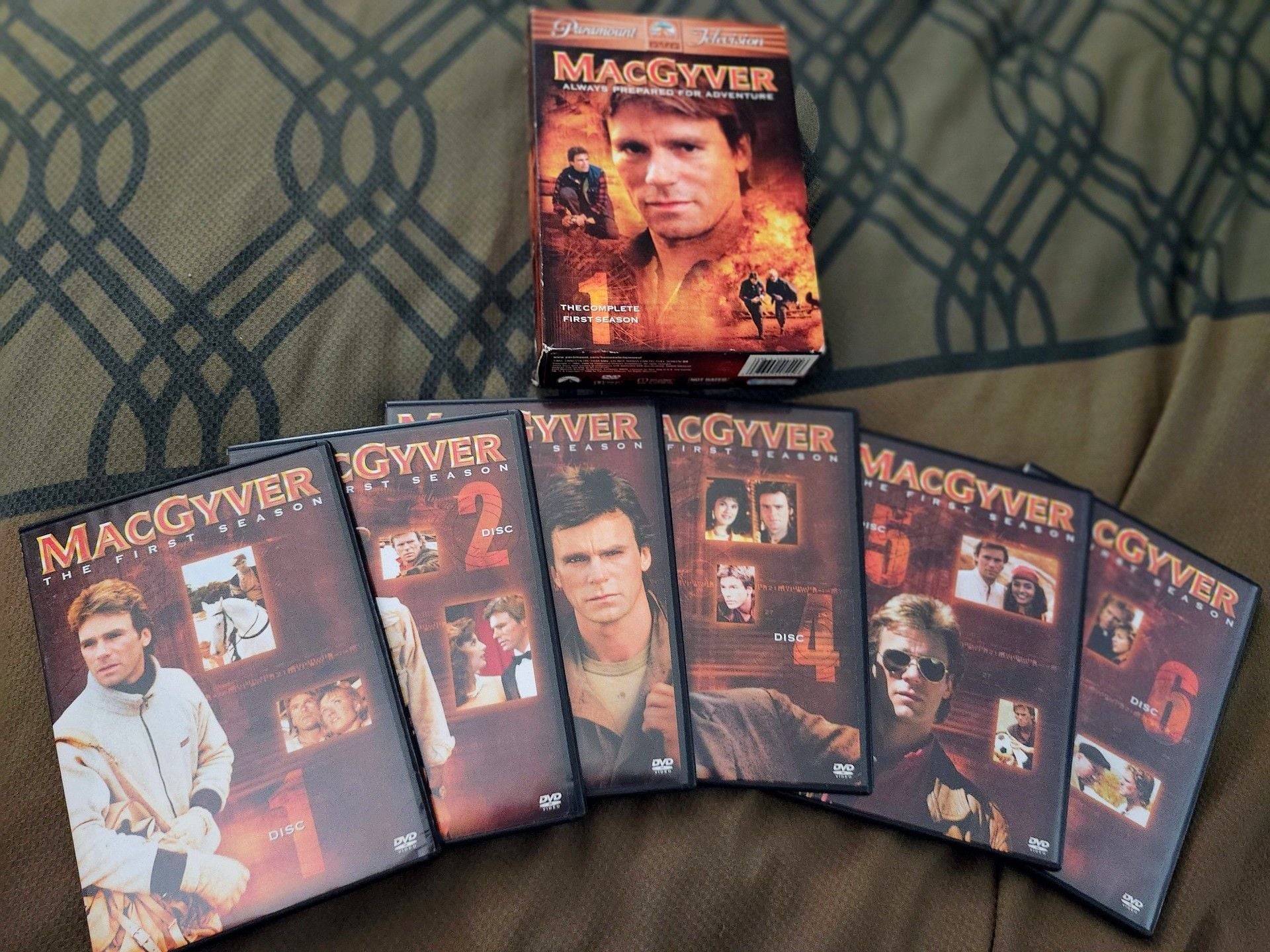 Paramount MacGyver The Complete First Season DVD 6-Disc Set 2