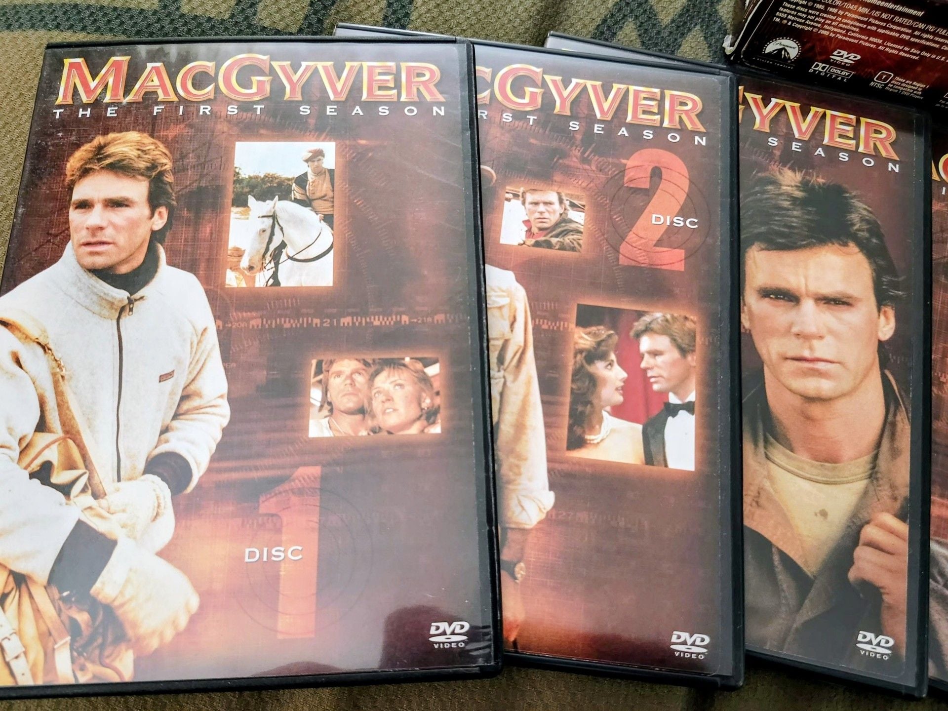 Paramount MacGyver The Complete First Season DVD 6-Disc Set 3