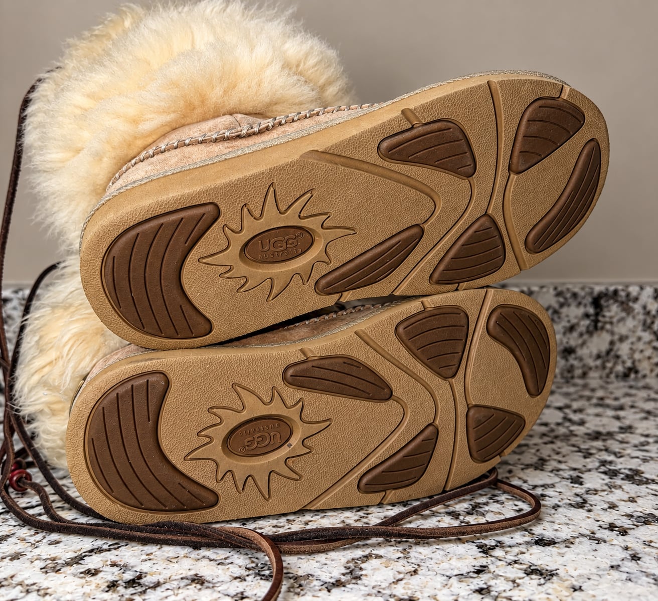 UGG Rainier Boots Style 5189 Suede Sheepskin Shearling Vintage Y2K size 7 beaded 8