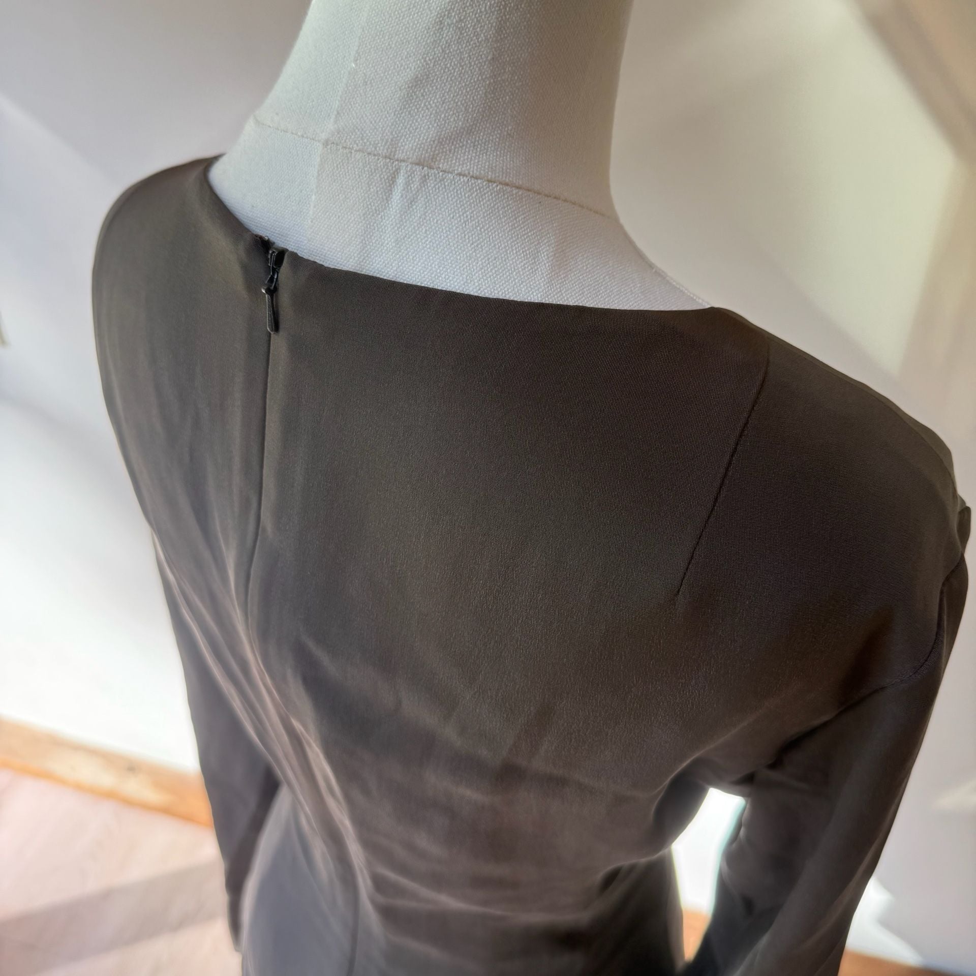 Vintage 100% Silk Long Sleeve Grey Dress  7