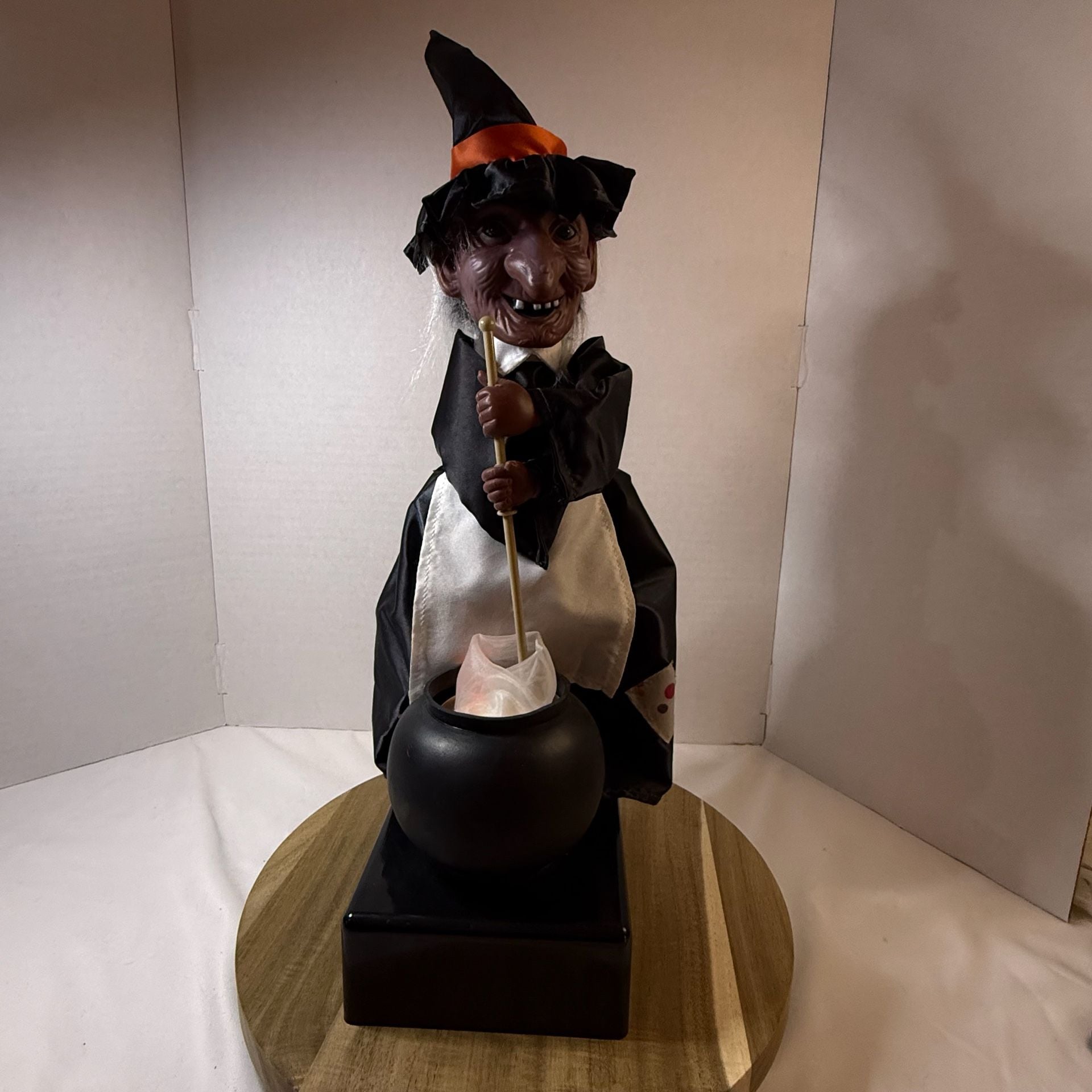 Rennoc Motionette Halloween Animated Witch Stirring Cauldron 2