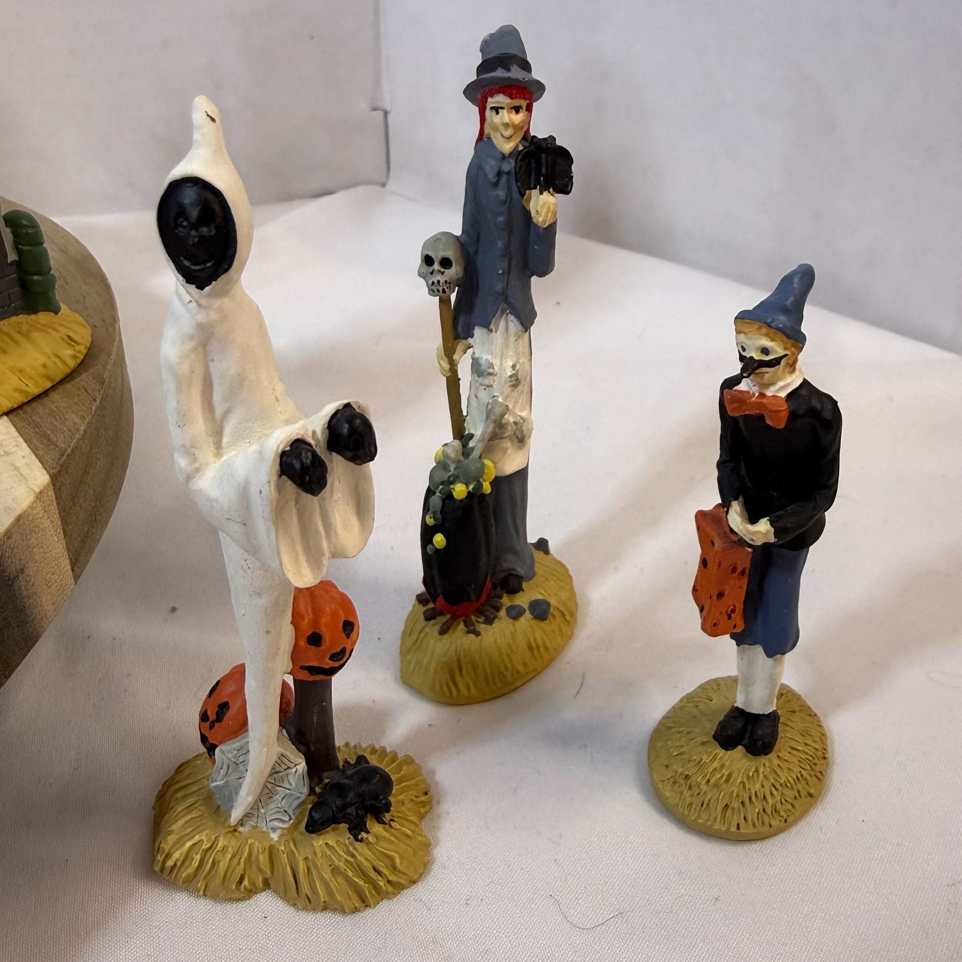 Spooky Halloween Village Set Houses Trees Figurines 3