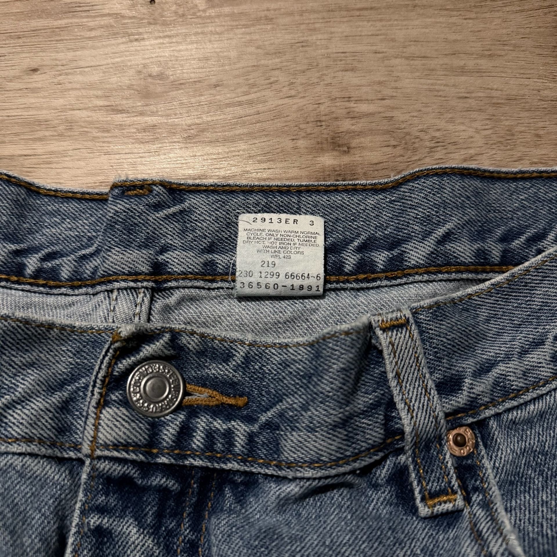Vintage 1999 Levi’s 560 Denim Shorts Men’s 36 Baggy Distressed Light Wash 4